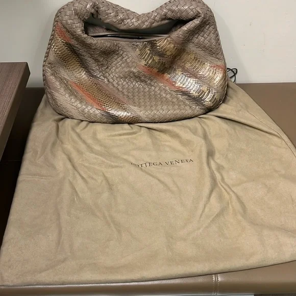 Authentic Rare.  Large Botega Veneta Embroidered Intrecciato shoulder Bag,… - Picture 4 of 12